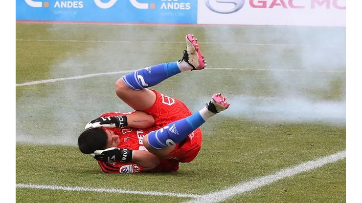 Martín Parra en el momento en que cae el proyectil a la cancha
