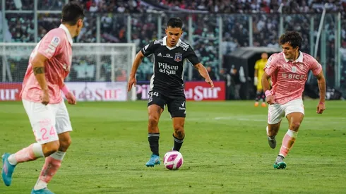 Vicente Pizarro recibió muchas faltas en el clásico ante la UC, y su padre miró todo desde la tribuna del Estadio Monumental.