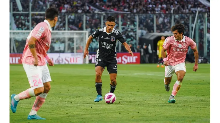 Vicente Pizarro recibió muchas faltas en el clásico ante la UC, y su padre miró todo desde la tribuna del Estadio Monumental.