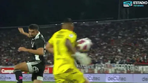 Emiliano Amor intentó despejar, pero Brayan Cortés se cruzó y complicó todo. De no ser por el palo, Colo Colo podría haber perdido el clásico ante la UC al último minuto.