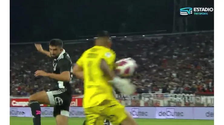 Emiliano Amor intentó despejar, pero Brayan Cortés se cruzó y complicó todo. De no ser por el palo, Colo Colo podría haber perdido el clásico ante la UC al último minuto.
