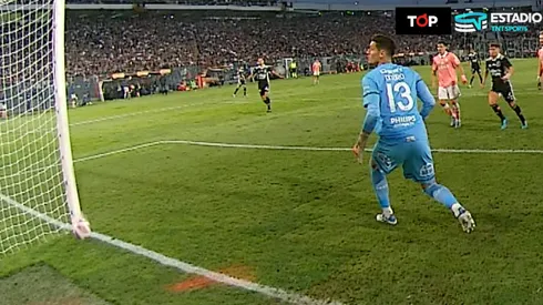 Colo Colo celebró con todo, pero lo cierto es que la pelota no entró por completo al arco de Matías Dituro.