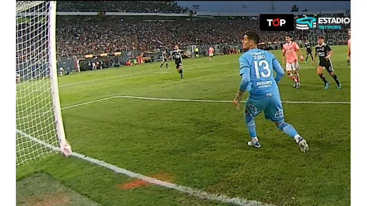 Colo Colo celebró con todo, pero lo cierto es que la pelota no entró por completo al arco de Matías Dituro.