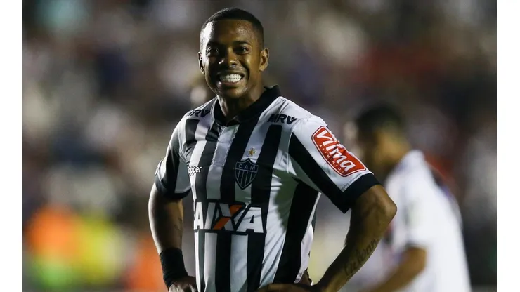 Robinho debe cumplir condena en Italia.