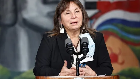 Exministra Vega declarará como imputada por "telefonazo" a Llaitul