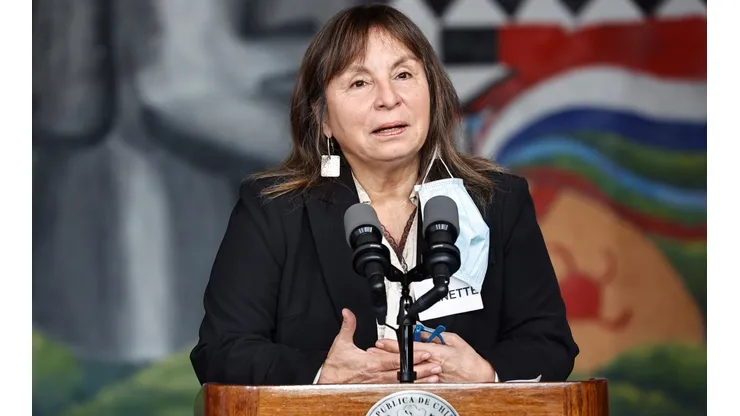 Exministra Vega declarará como imputada por "telefonazo" a Llaitul