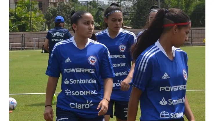 Suazo y DT Castro y la llegada de la Roja fem Sub 17 a la India