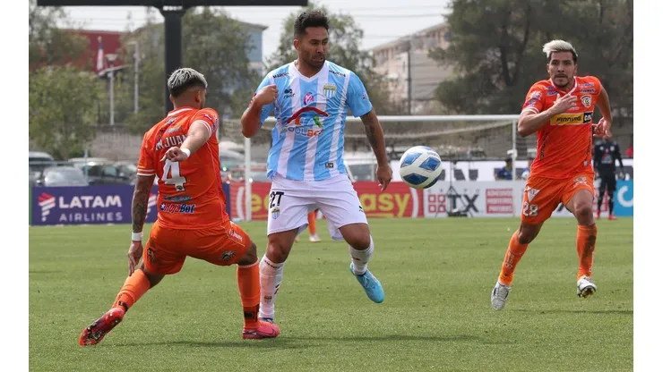 Luis Jiménez en acción en la llave que Magallanes le ganó a Cobreloa por los cuartos de final de la Copa Chile.