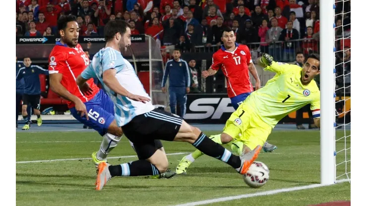 El momento que Higuaín pudo quitarle la Copa América a la Roja, pero falló.