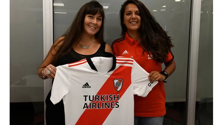Daniela Díaz el día que firmó su contrato con River