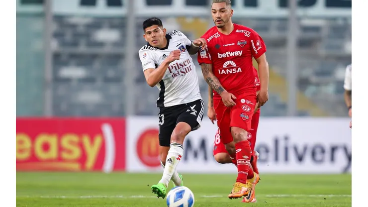 Lorenzo Reyes disputa una pelota con Esteban Pavez en el duelo entre Ñublense y Colo Colo por la revancha de los octavos de final de la Copa Chile.