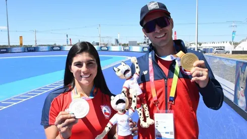 Pepa Moya y Emanuelle Silva con sus medallas en patinaje de plata y oro, respectivamente