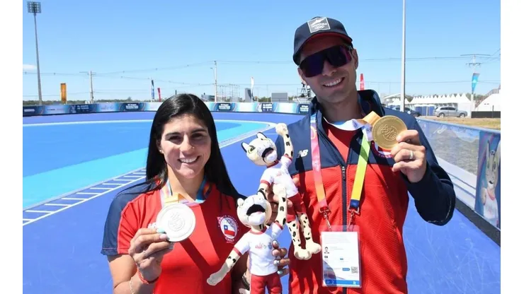 Pepa Moya y Emanuelle Silva con sus medallas en patinaje de plata y oro, respectivamente