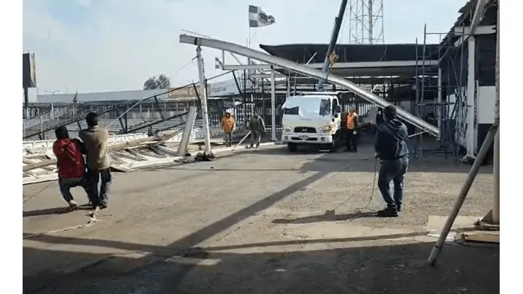 Trabajadores despejan el sector colapsado del estadio Monumental sin casco.