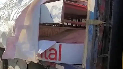 Un camión llegó tapando las tarimas por si Colo Colo es campeón el domingo.