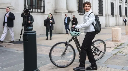 La ministra Carolina Tohá llegó en bicicleta a La Moneda en el Día Nacional sin Auto.