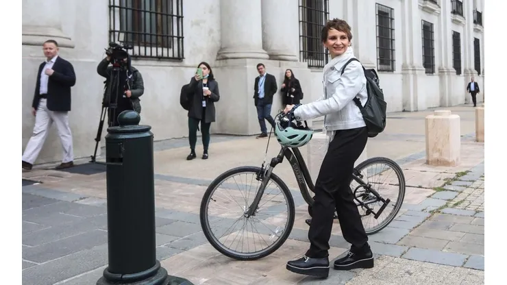 La ministra Carolina Tohá llegó en bicicleta a La Moneda en el Día Nacional sin Auto.