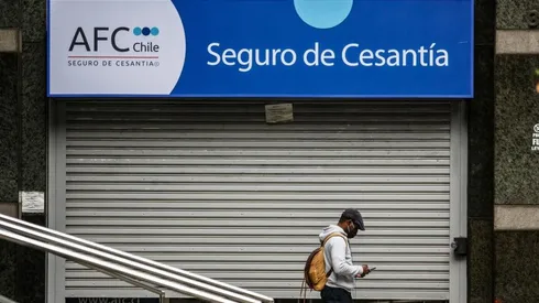 Sucursal del seguro de cesantía baja sus cortinas por terminar su horario de atención.