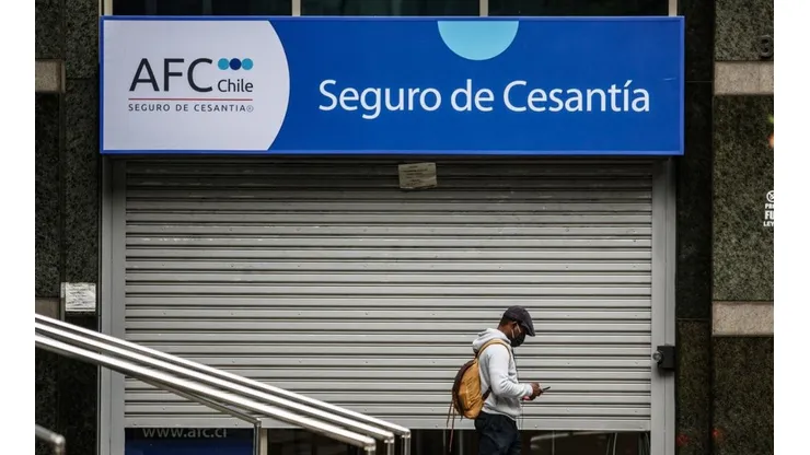 Sucursal del seguro de cesantía baja sus cortinas por terminar su horario de atención.