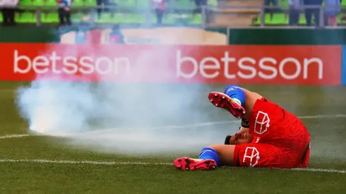 Un bengalazo a Martín Parra hizo que se suspendiera la revancha entre la U y la UC por Copa Chile.