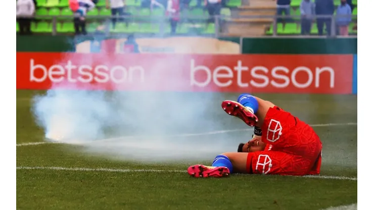Un bengalazo a Martín Parra hizo que se suspendiera la revancha entre la U y la UC por Copa Chile.