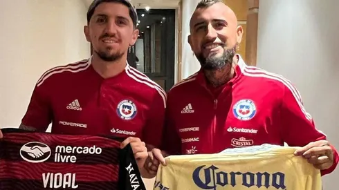 El Rey Arturo posa con su camiseta del América.