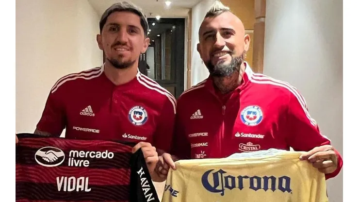 El Rey Arturo posa con su camiseta del América.