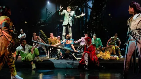 Una escena de Bazzar, el nuevo espectáculo que el Cirque Du Soleil trae a Chile.