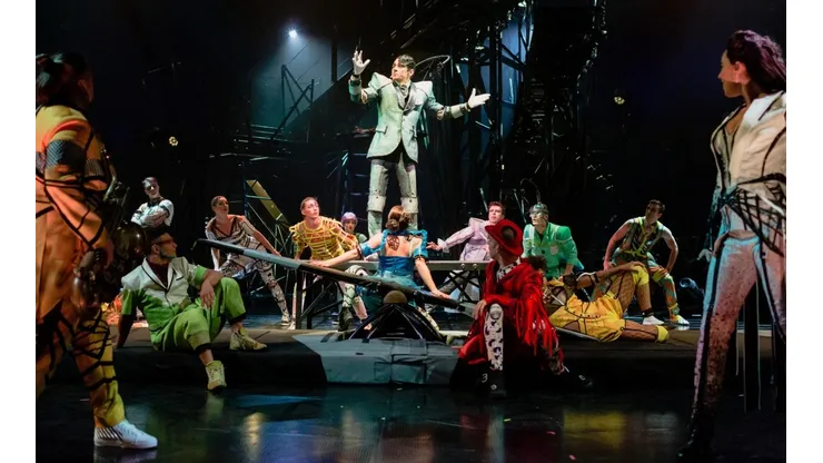 Una escena de Bazzar, el nuevo espectáculo que el Cirque Du Soleil trae a Chile.
