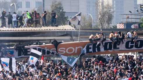 Varios hinchas provocaron el colapso del techo del sector Cordillera en el estadio Monumental.