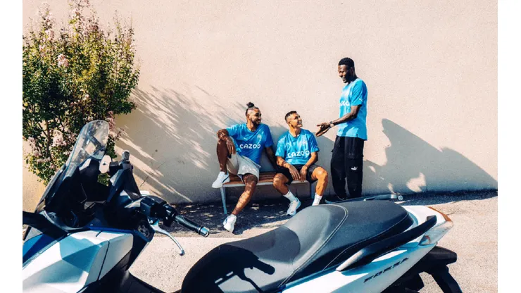 Alexis Sánchez, Dimitri Payet y Pape Gueye conversan a pasos de La Sanchezneta.