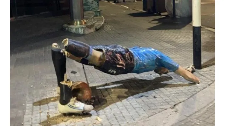 La estatua de Luis Suárez fue destruida por hinchas de Peñarol