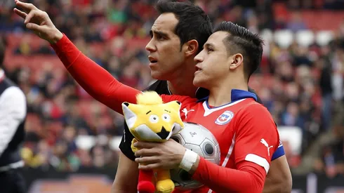 Alexis Sánchez reconoció que extraña a Claudio Bravo en las convocatorias de la selección chilena.