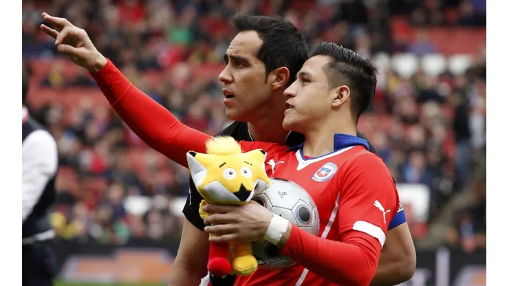 Alexis Sánchez reconoció que extraña a Claudio Bravo en las convocatorias de la selección chilena.