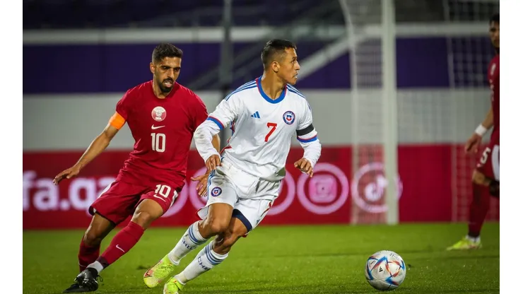 Alexis Sánchez en plena acción vs. Qatar en el estadio Generali Arena de Viena, la capital de Austria.