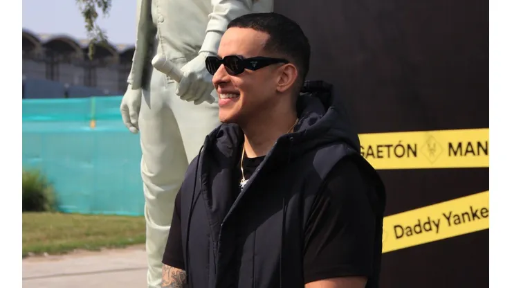 Daddy Yankee en Chile, recibiendo la estatua de Spotify.
