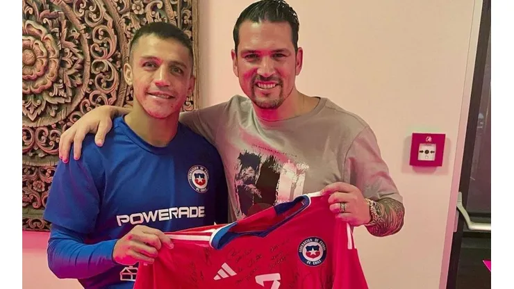 Mark González se fue con un regalo de Alexis Sánchez