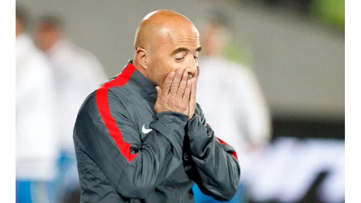 Jorge Sampaoli con el buzo de la selección chilena que guió a ganar la Copa América 2015.