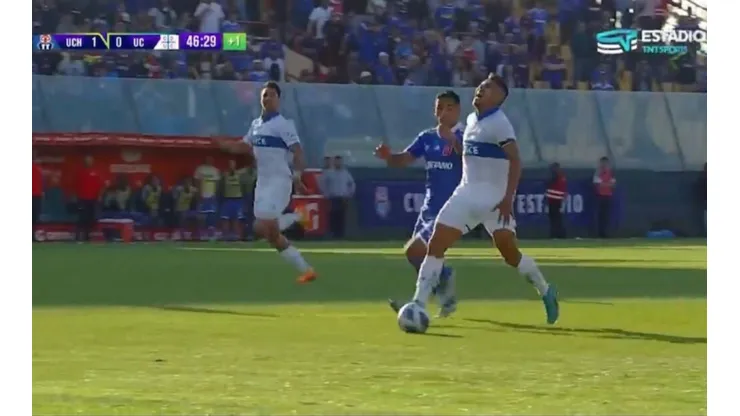 Pinares tuvo que ser reemplazado tras sufrir un tirón que lo hizo perder una tremenda oportunidad de gol.