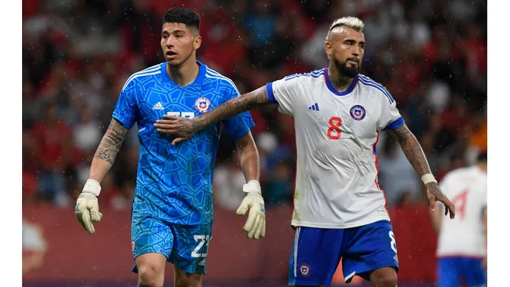 Brayan Cortés tuvo más de una intervención que evitó un gol más de Marruecos ante la Roja. Arturo Vidal lo felicitó en una de ellas.
