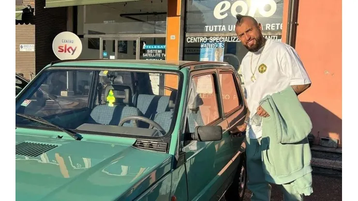 Vidal junto a su querido Panda en Milán