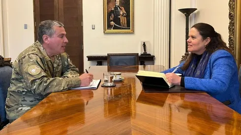 El flamante jefe del Estado Mayor Conjunto, José Luis Fernández, junto a la ministra de Defensa, Maya Fernández.