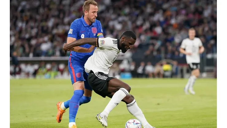 En el primer partido ingleses y alemanes empataron 1-1