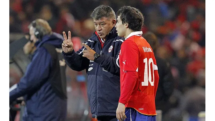 Jorge Valdivia se le fue encima con todo a Claudio Borghi.