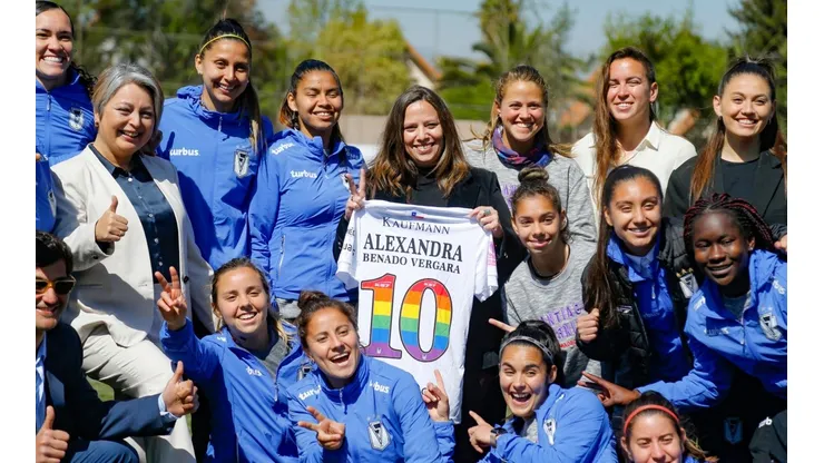 Las ministras del Trabajo y del Deporte posan junto al plantel de S. Morning femenino.