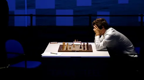 Carlsen se retiró de un torneo y los rumores de una trampa de su rival se esparcieron