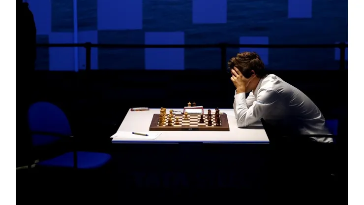 Carlsen se retiró de un torneo y los rumores de una trampa de su rival se esparcieron