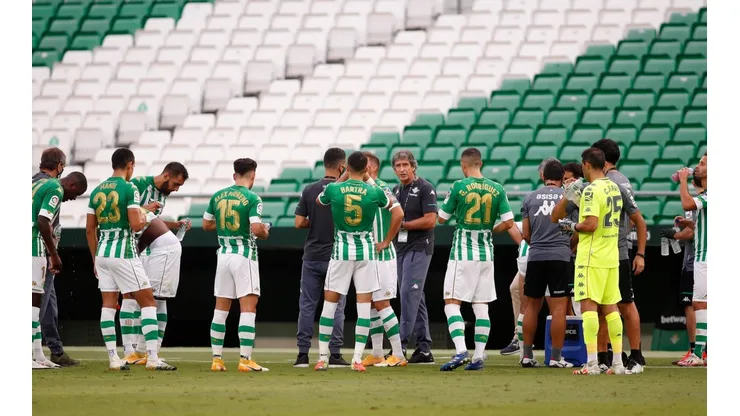 Bravo y sus compañeros escuchan atentos las instrucciones de Pellegrini en el Benito Villamarín, que albergará la Stream World Cup.