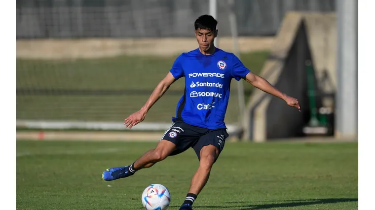 Darío Osorio en los entrenamientos de la Roja adulta en Barcelona, España.
