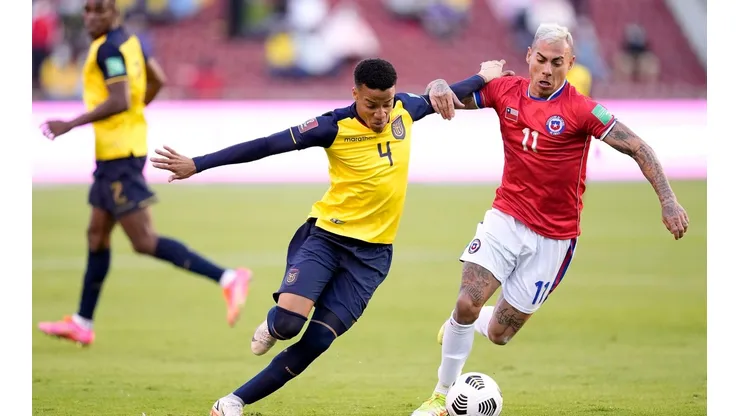 Byron Castillo lucha por la pelota ante Eduardo Vargas en el empate sin goles de Ecuador y Chile en Quito.